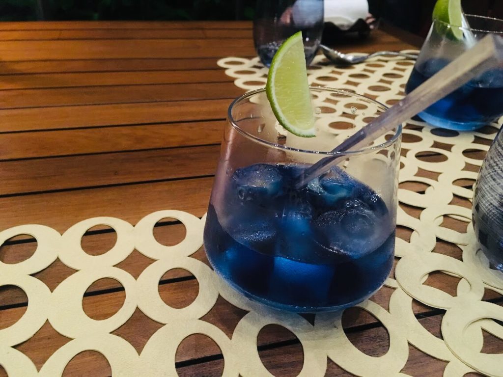 アナンタラ・ラヤン・プーケットのレストラの色が変わる飲み物