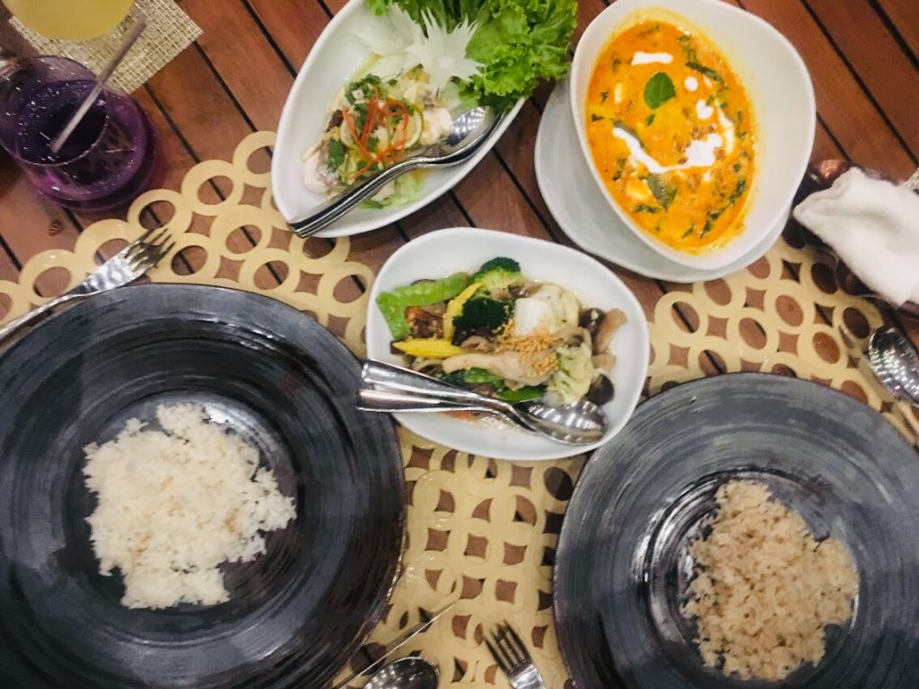 アナンタラ・ラヤン・プーケットのレストランのメイン料理