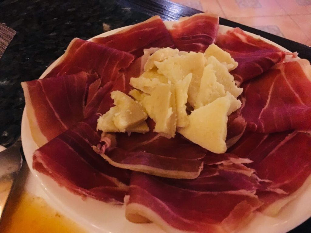セブのスペイン料理。生ハムとチーズ