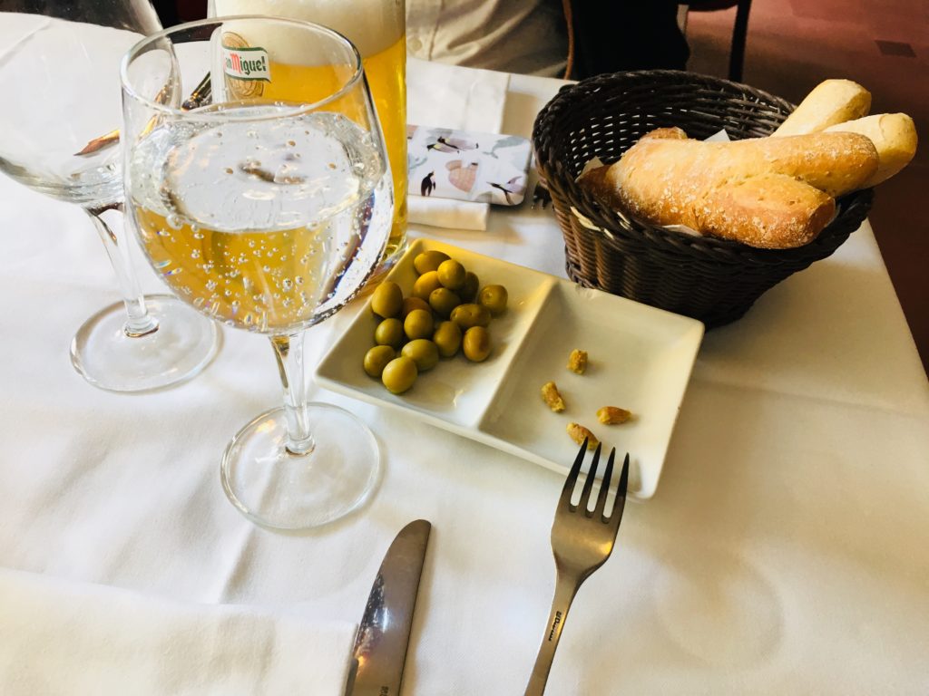 バルセロナのレストランLesQuinzaNitsパンとオリーブおすすめ