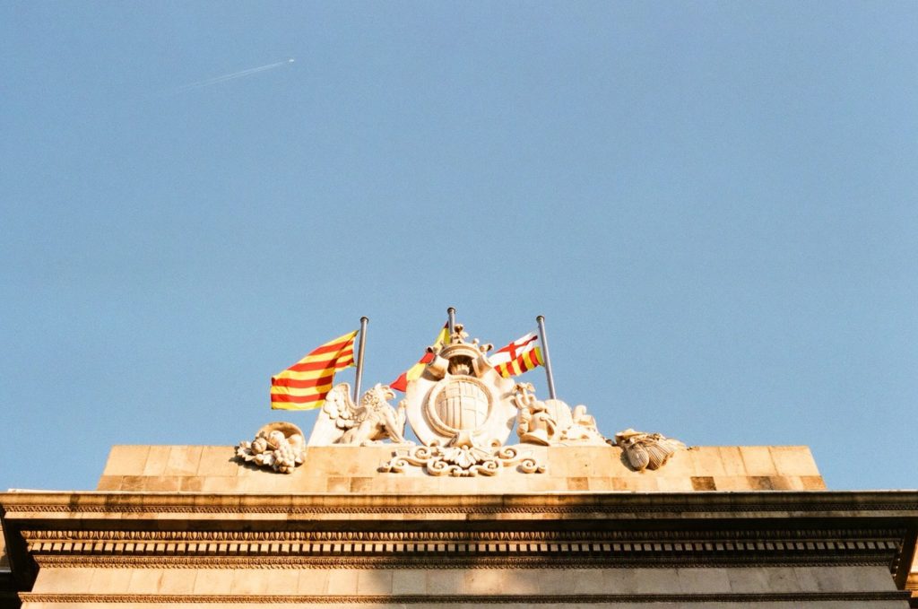 バルセロナの旧市街観光で見つけたスペインの国旗