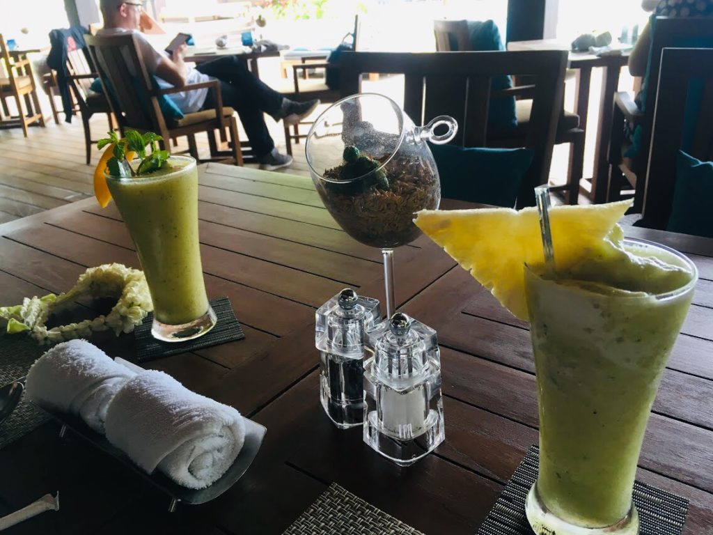 アナンタラ・ラヤン・プーケットのレストランで飲むドリンク