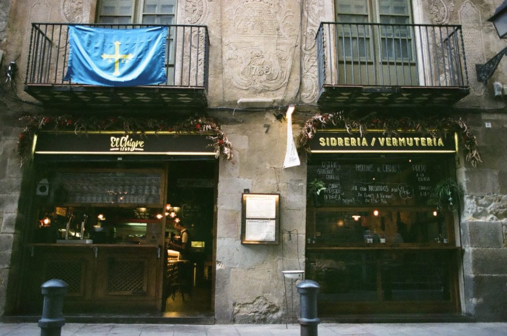 バルセロナ旧市街にあるナッツ屋さんへ観光