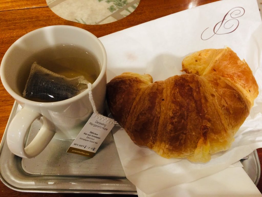 パリのパン屋のクロワッサン朝食セット