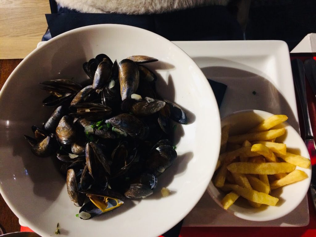 モンサンミシェルレストランで食べるムール貝