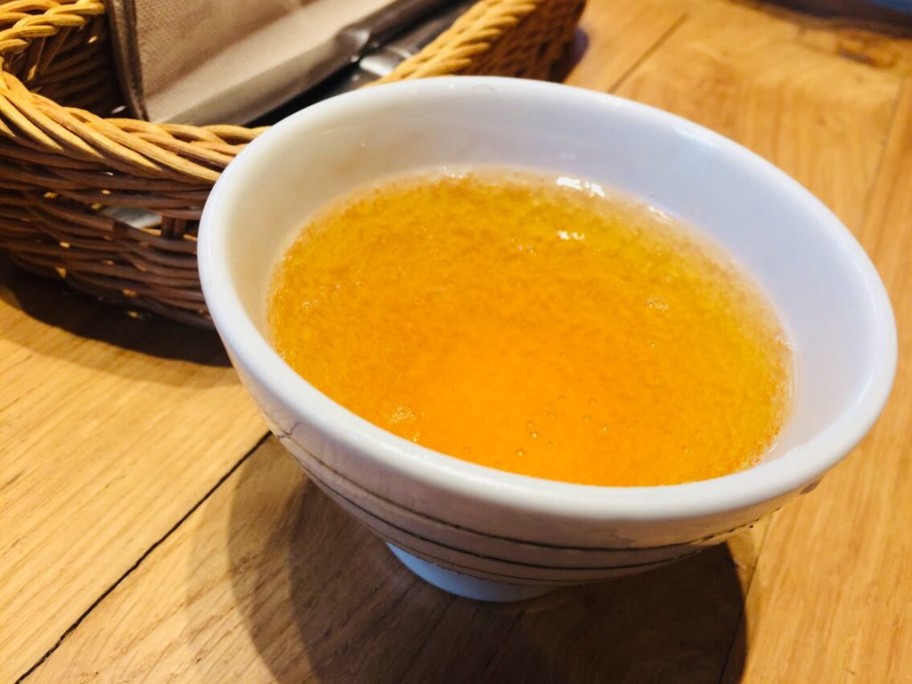 パリのガレットレストランで飲むりんご