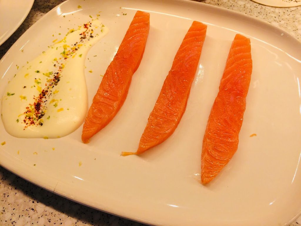 サーモンはやっぱりパリのおすすめモダンフレンチレストランでも美味しい