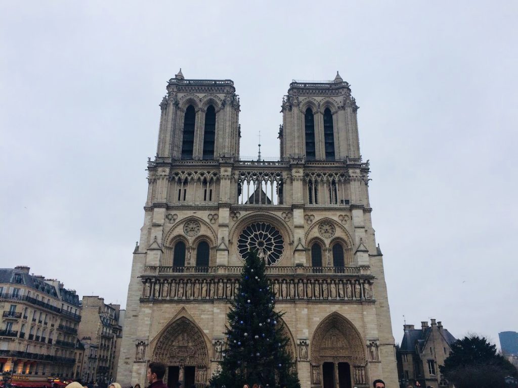 パリ旅行のモデルコースノートルダム大聖堂