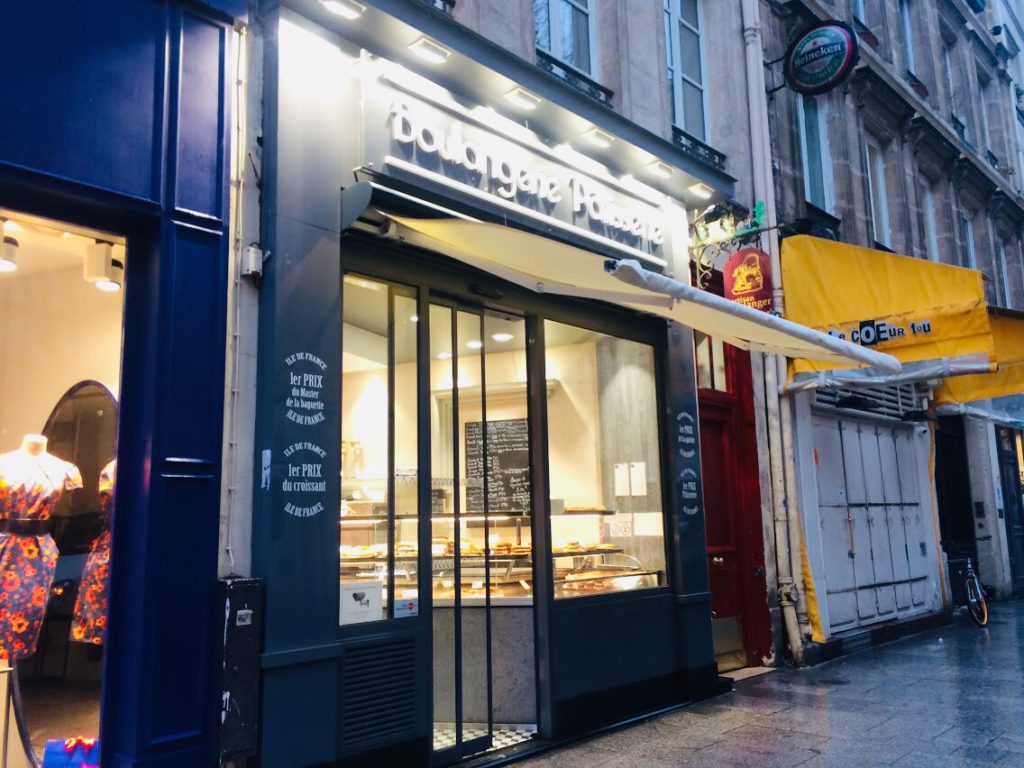 パリのパン屋レジスコランの外装。クロワッサンがすっごいおいしい