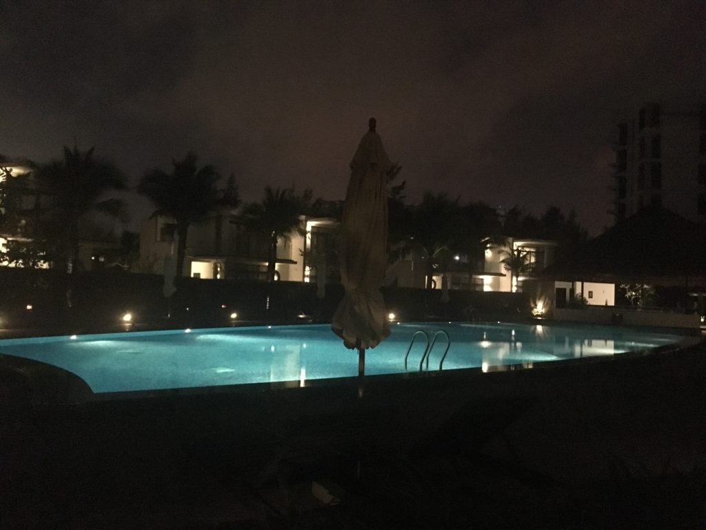 リゾートホテルメリアダナンのプールは夜も綺麗