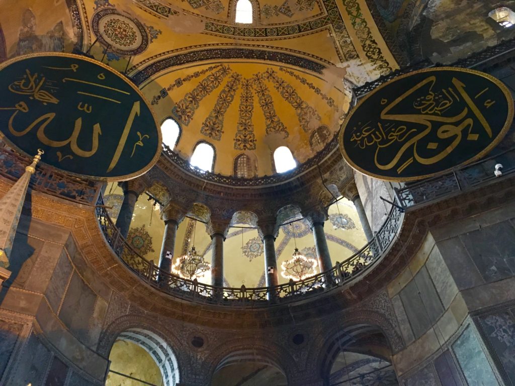 イスタンブール旧市街の観光スポットアヤソフィア