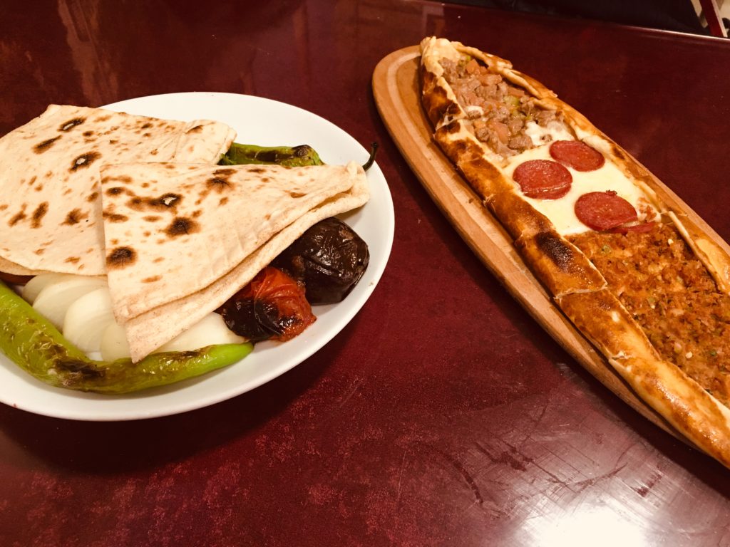 イスタンブールのおすすめグルメ&レストラン・トルコピザ!