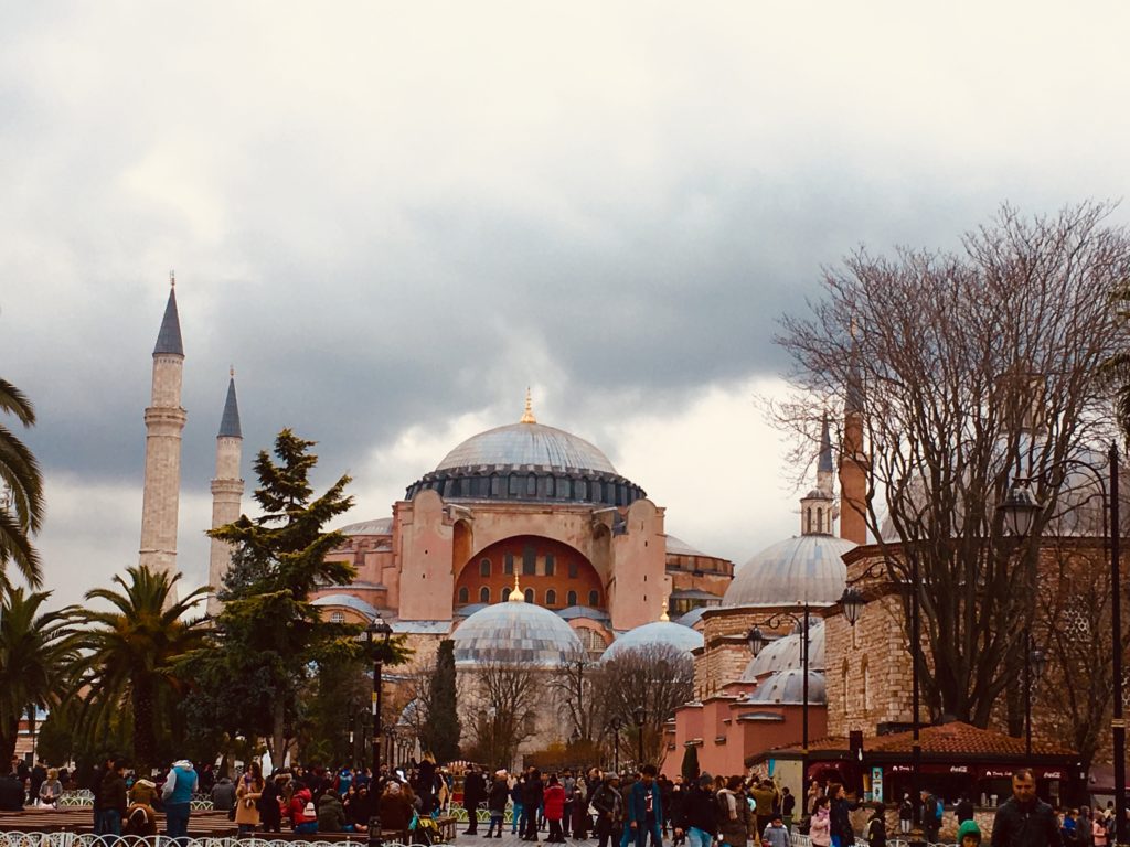 イスタンブール旧市街の観光スポットアヤソフィア