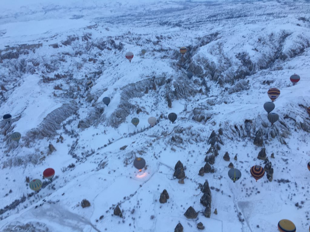 上空を気球ツアーで旅するカッパドキア