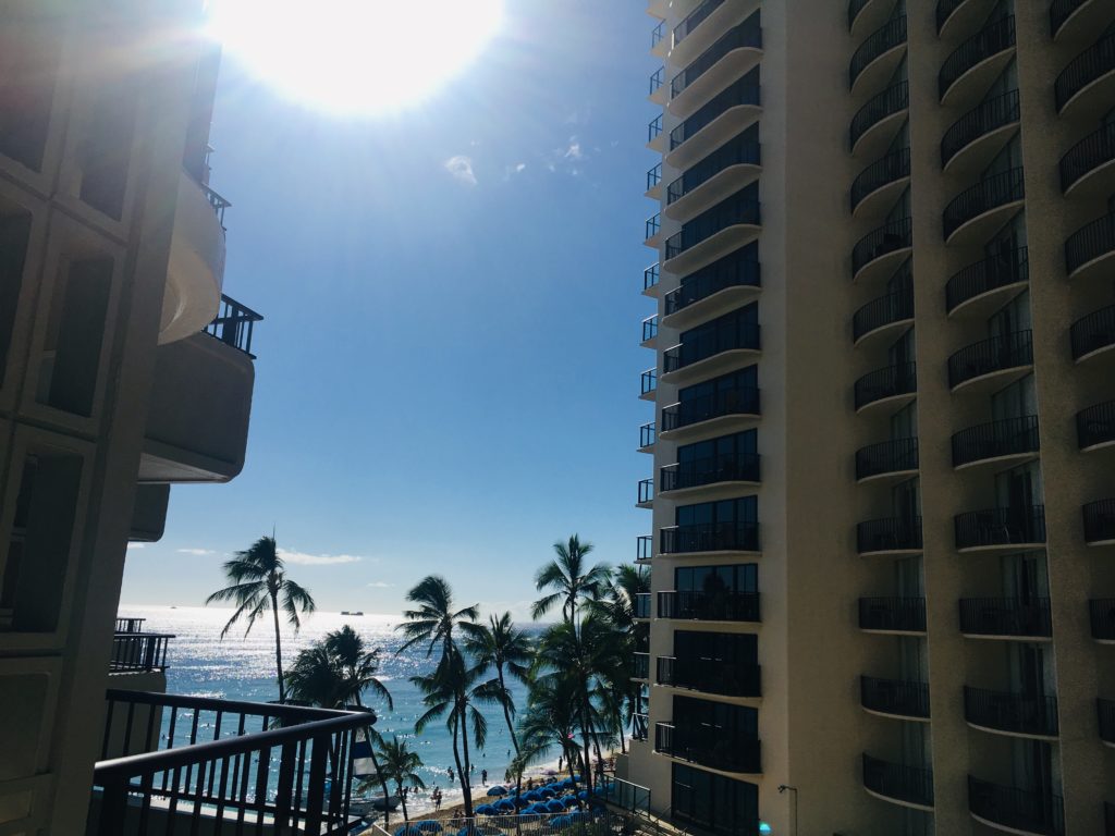 ハワイのモアナサーフライダーのベランダからの海