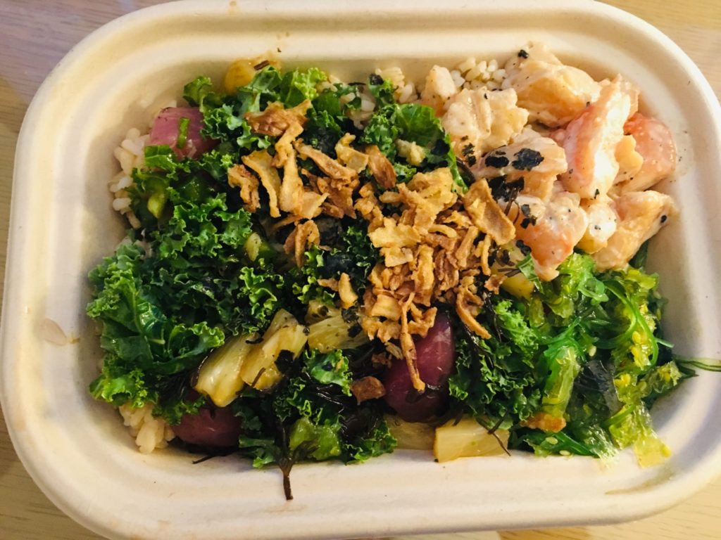 ハワイPOKEBARのカスタマイズしたポキ丼のできあがり