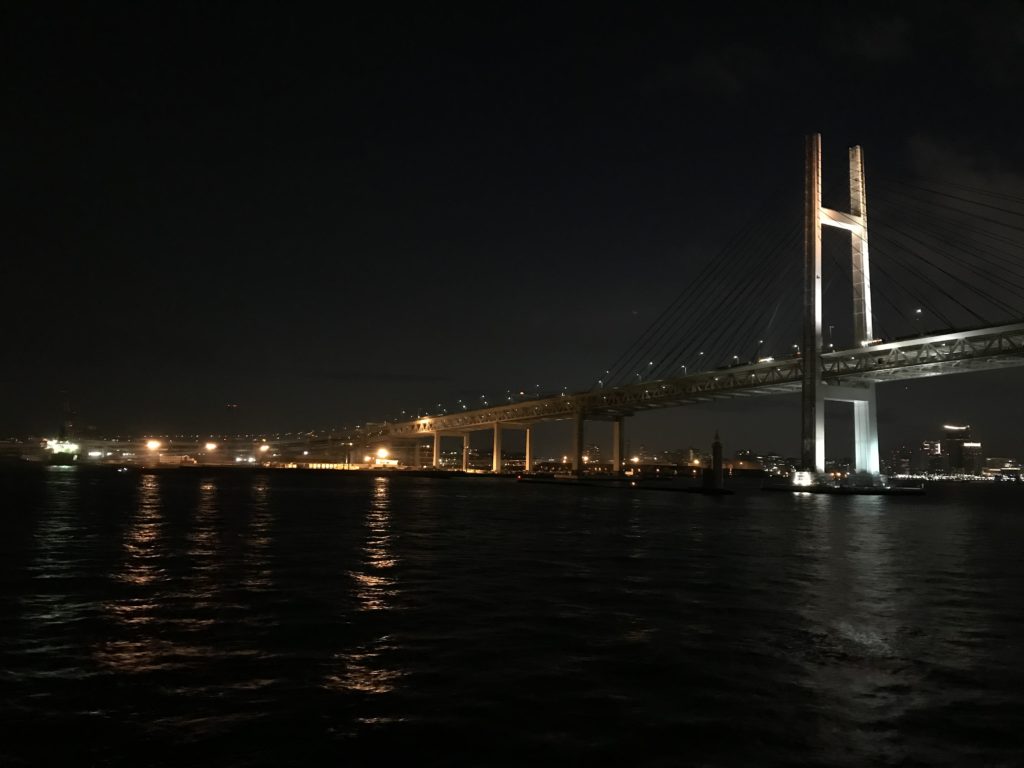横浜のクルーズディナーの夜景